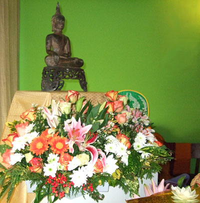 thailändischer Buddha mit Blumen 2008