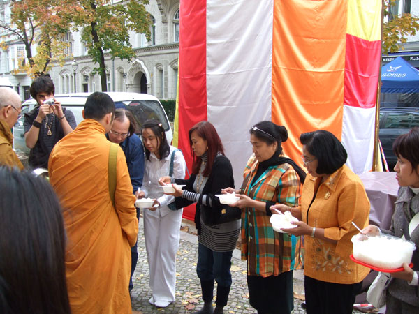 Essensgaben an die Mönche 2008