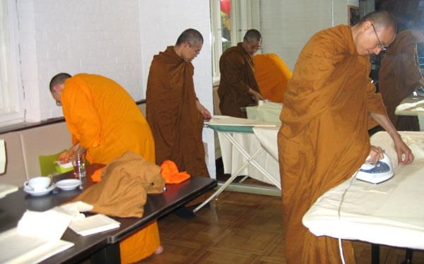 die Mönche bereiten den Stoff vor 2008