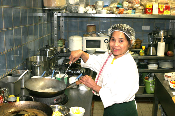 Kochfrau im Krua Phijit Thairestaurant 2009