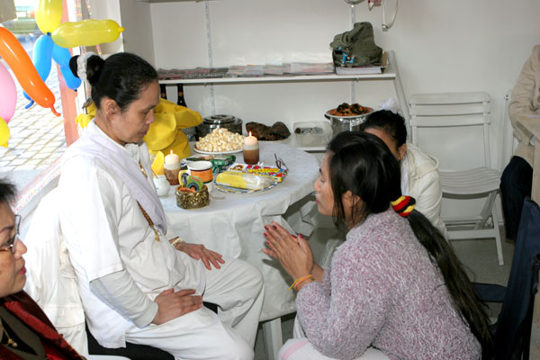 eine Nonne gibt den buddhistischen Segen 2008