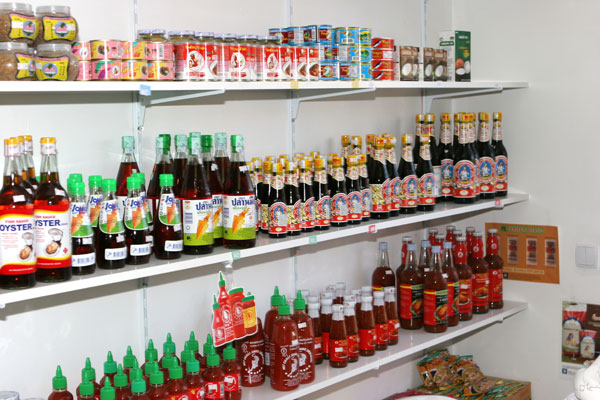 wohlsortierte Regale in dem neuen Asia-Shop 2008