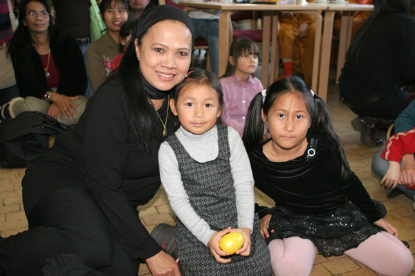 Thai-Mama mit Töchtern 2009