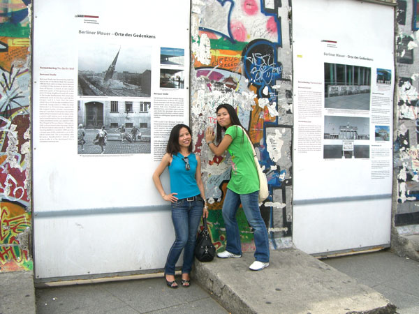 zwei Thais an der Berliner Mauer 2008