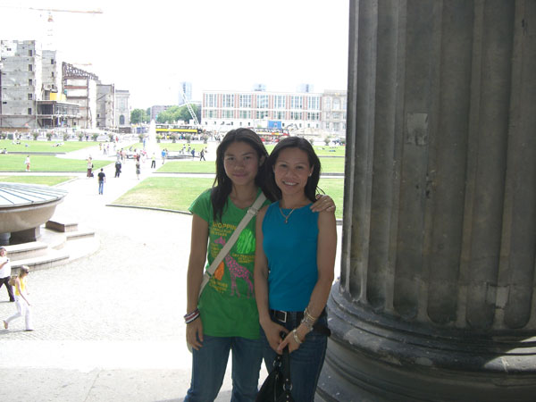 Riam mit der Schwester in Berlin 2008