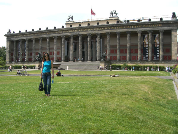 Thaifrau Riam vor dem Alten Museum in Berlin 2008
