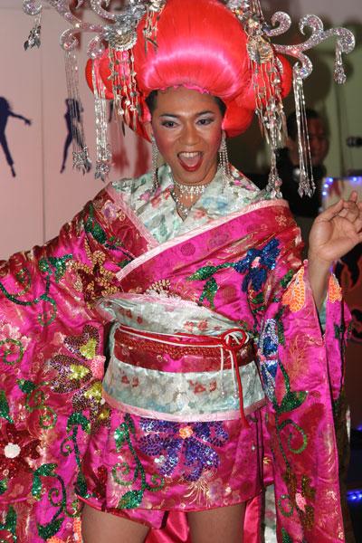 Schrill, schräg, bunt - Ladyboy im Scorpion.