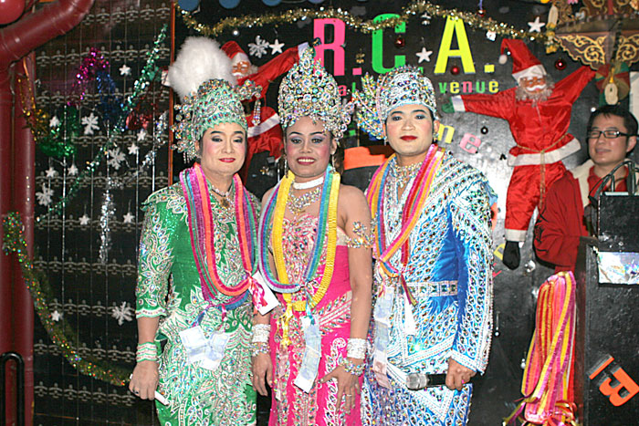 Grosse Show im traditionellen Likee-Kostüm.