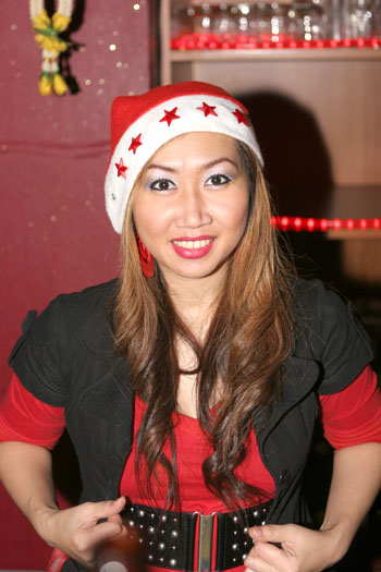 Thailändische Weihnachtsfrau im R.C.A.-Musik-Cafe.