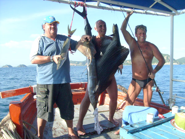 Drei Recken mit dem tollen Fang.