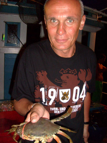 Farang mit schöner Krabbe.