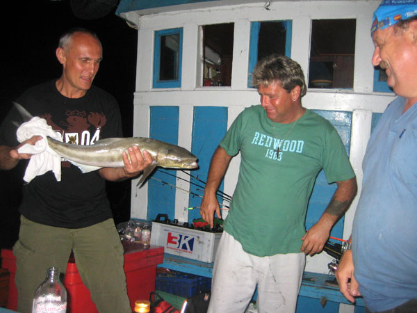 Drei Farangs und ein Fisch, rechts Schweine-Dieter.