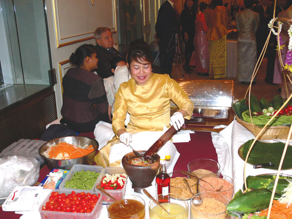 Zubereitung des geliebten Som Tam - hier mal im Adlon Hotel.