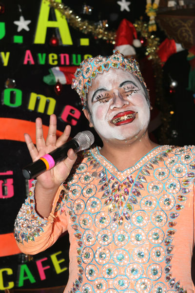 Bobo wieder mal mit der prickelnsten Maske.