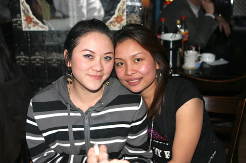 Zwei Thaifrauen beim Julklapp im R.C.A.