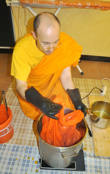 Bhante Medhayo beim Färben der Robe.