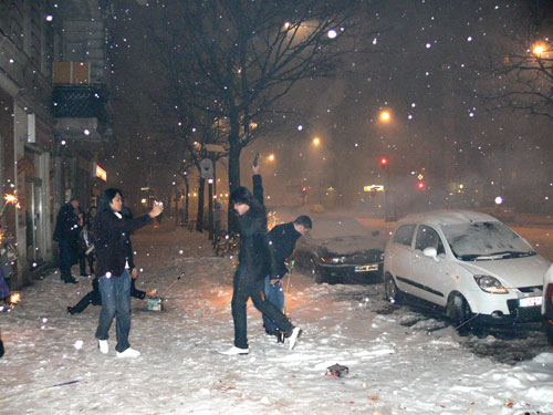 Silvester vor dem Berliner Butterfly.