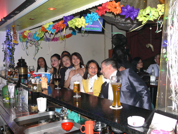 Am schönsten ist es immer am Tresen.