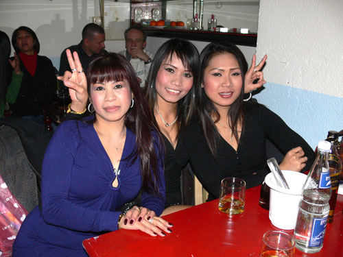 Drei Thaifrauen happy bei der Silvester-Party im Berliner Butterfly.
