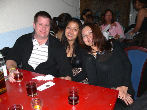 In der Mitte die nette Chefin des Nail-Shops neben Bouakeo.