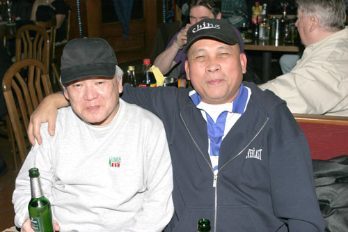 Ching Chong umarmt einen alten Kumpel.