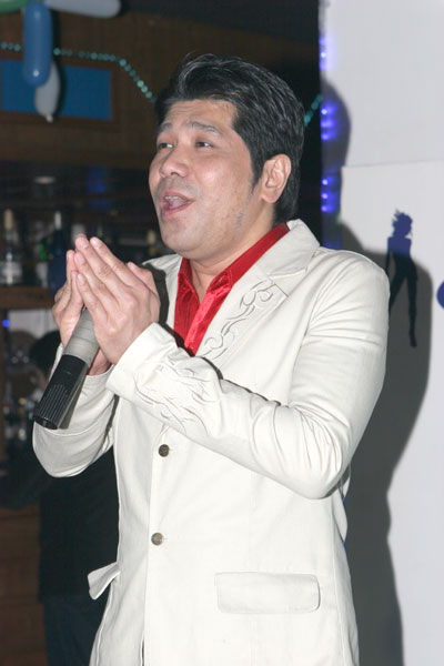 Der thailändische Sänger gibt alles...