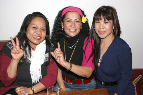 Diese drei Thaifrauen haben offensichtlich ihren Spass an der Party.