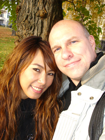 Ganz verliebt: Thaifrau Kik und Farang Carsten.
