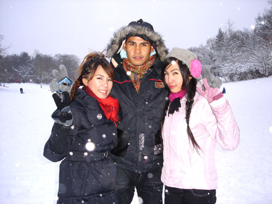 Kiks erster Schnee in der Hasenheide mit der Schwester und den Schwager.