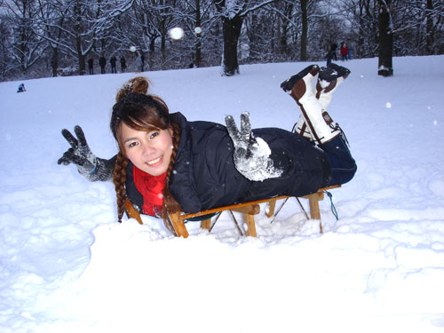 Thaifrau Kik in ihrem ersten Schnee.