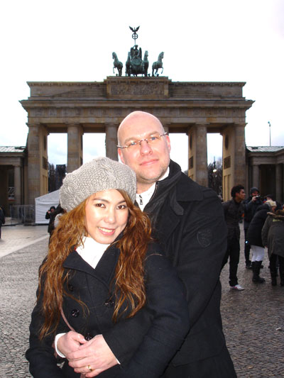 Das Brautpaar vor dem Brandenburger Tor.