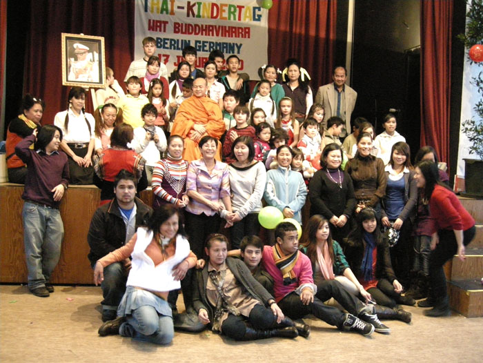 Der Abt inmitten der überwiegend jungen Gemeinde.