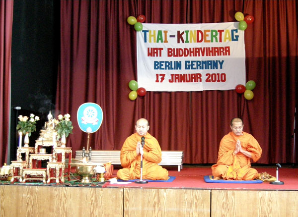 Die Mönche bei der Eröffnung des thailändischen Kinderfestes in Berlin.