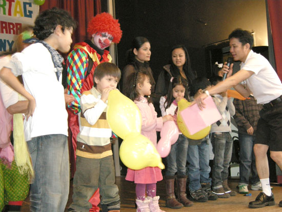 Spiele und Spass auf der Bühne, rechts Toi.