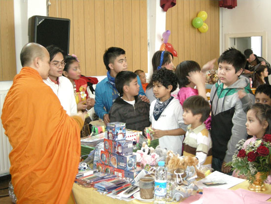 Andrang der Kiddies bei der Tombola.