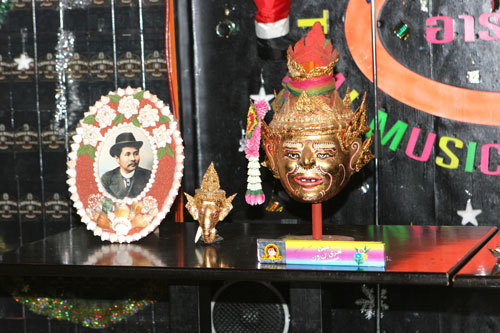 Das Bildnis von König Chulalongkorn und goldene Maske.