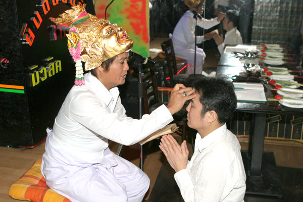 Toi erhält Segnungen bei der Weihe.