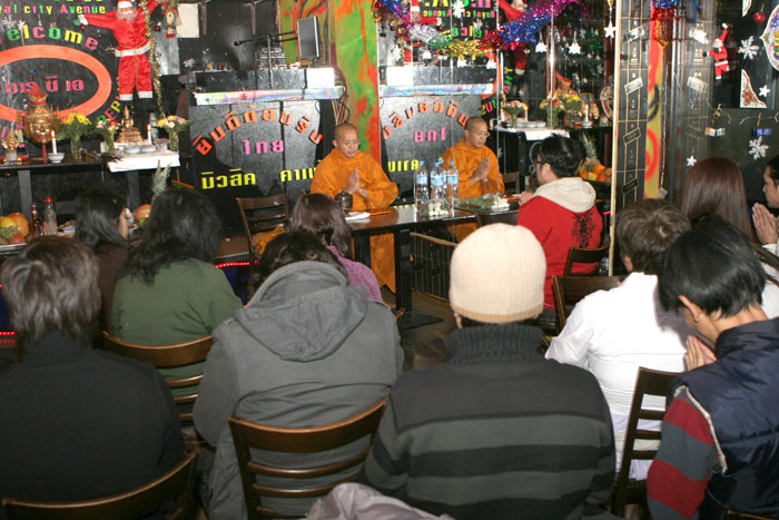 Die buddhistische Weihe soll weiterhin geschäftlichen Erfolg sichern.