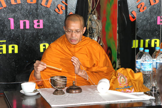 Der thailändische Mönch vollzieht weitere Segnungen.