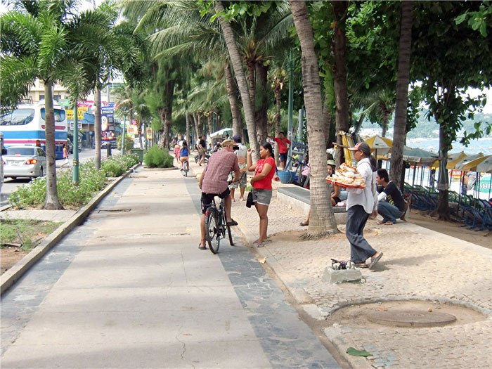 Anquatschen am Strand von Pattaya.