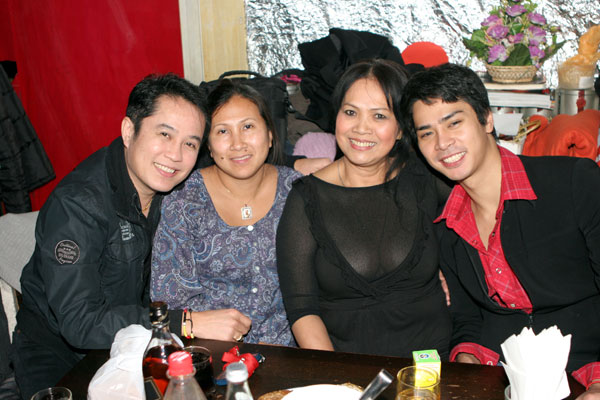 Manager Toi kümmert sich um seine Gäste im R.C.A.