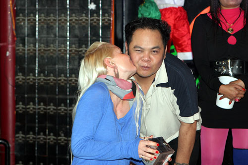 Bobo alias Bärchen bekommt einen Schmatzer