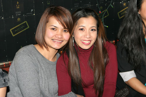 Thailändische Schönheiten strahlend beim Julklapp