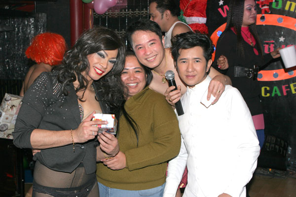 Manager Toi hat schon ein wenig die Kleidung abgelegt.