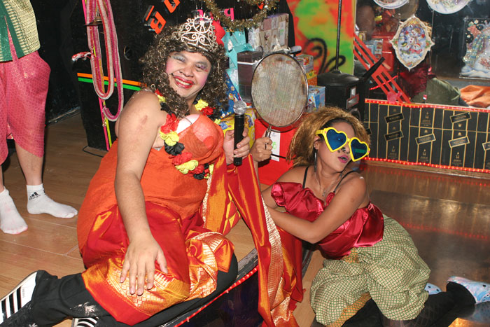 Die Ausstattung ist schräg und alles Mögliche wird bei der Show verwendet.