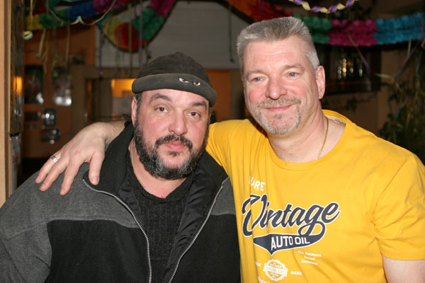 Chef Walter mit einem Gast in seinem Brienzer Eck.