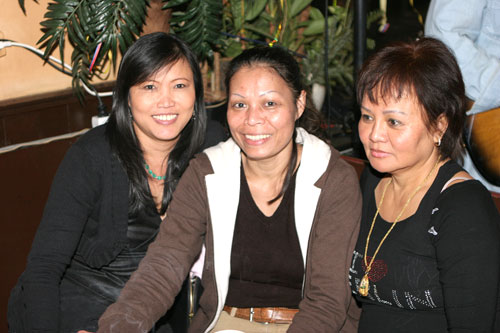 Kria strahlt, rechts Khanokwan