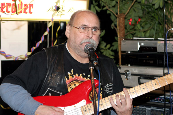 Vollblut-Musiker Ingo mit wertvoller Gitarre.