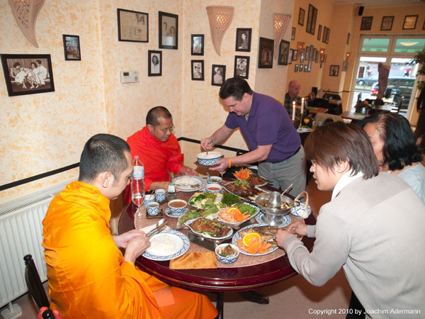 Bei der Weihe in DAOs Home Style Kitchen in Berlin