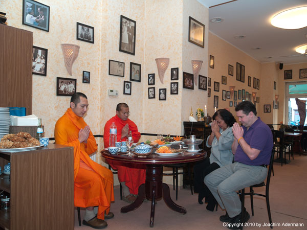 Bei der Weihe in DAOs Home Style Kitchen in Berlin